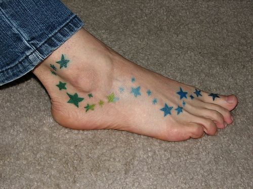 Tatouage étoiles Vertes Et Bleues Sur Le Pied