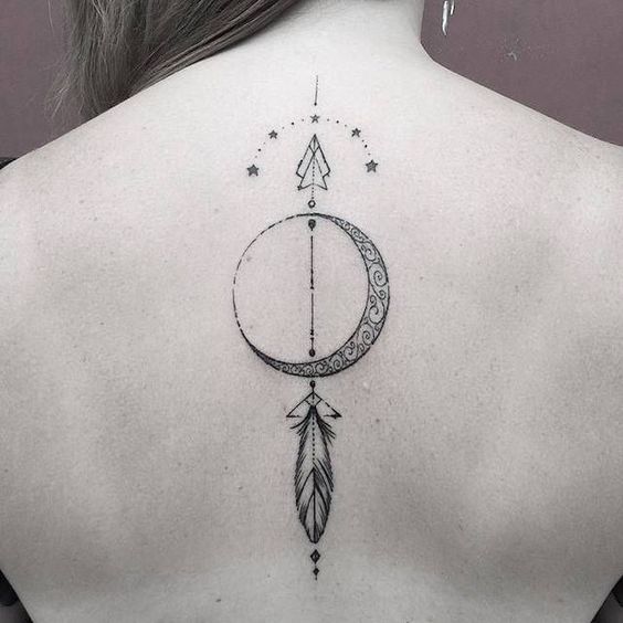 Tatouage Lune Et Flèche Sur Le Dos