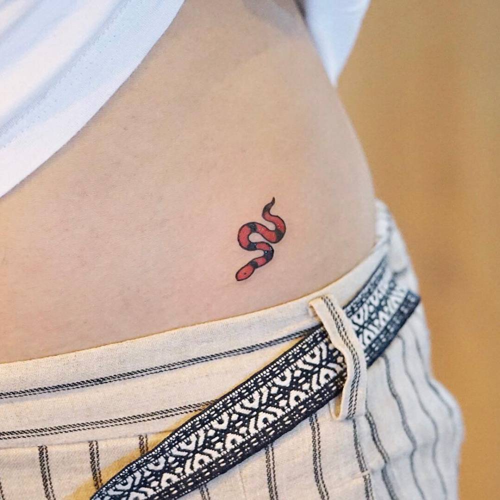 Tatouage Serpent Rouge Discret Sur La Hanche