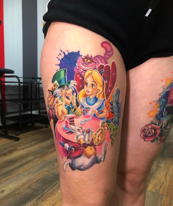 Tatouage Alice Prenant Le Thé Sur La Cuisse