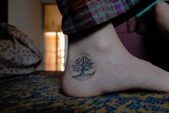 Tatouage Arbre De Vie Discret à L'encre Noire Sur Le Pied