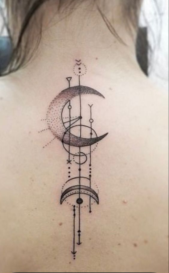 Tatouage Lune Et Figures Géométriques Sur Le Dos