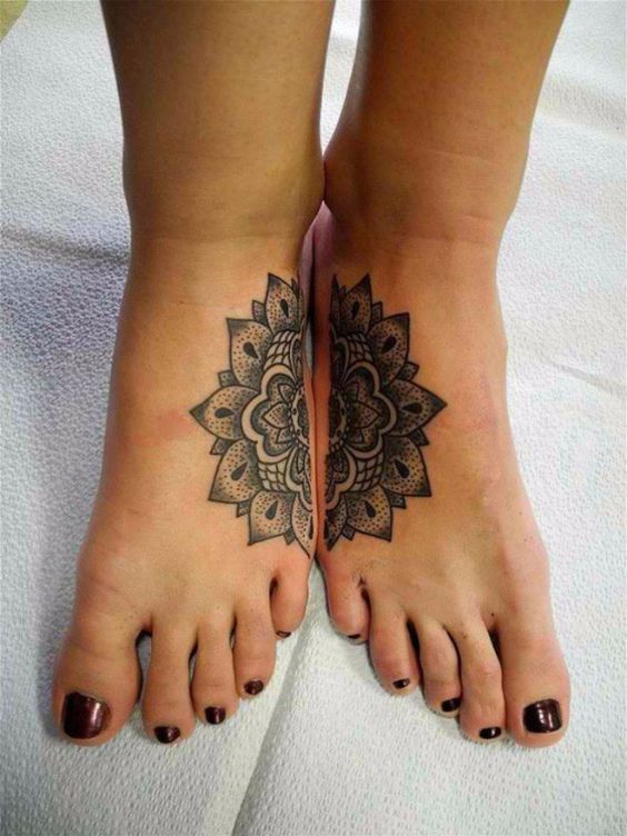 Tatouage Moitié De Mandala Sur Le Pied