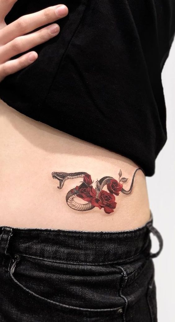 Tatouage Serpent Et Roses Rouges Sur La Hanche