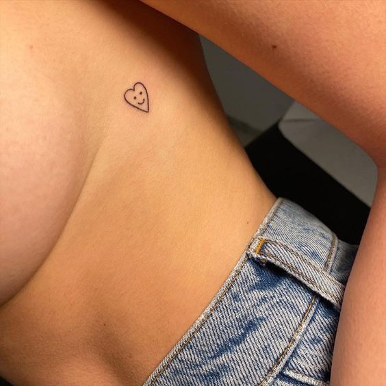 Tatouage Coeur Discret Et Smiley Sur Les Côtes