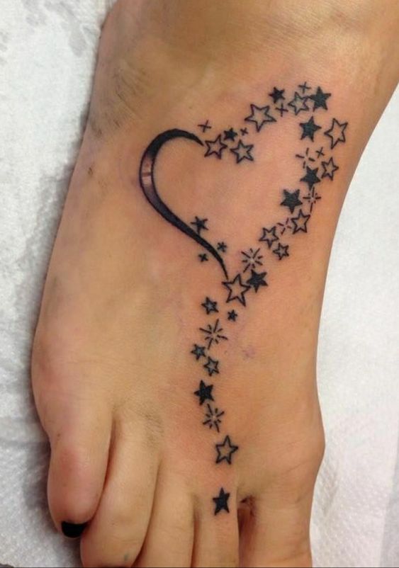 Tatouage étoiles En Forme De Coeur Sur Le Pied