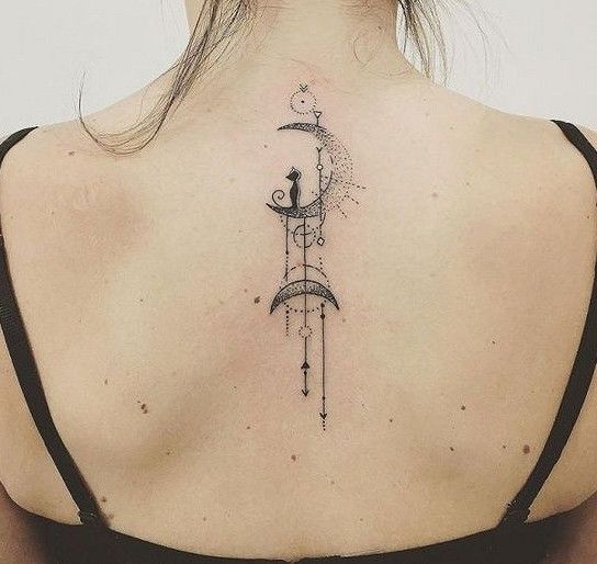 Tatouage Lune, Chat Et Figures Géométriques Sur Le Dos