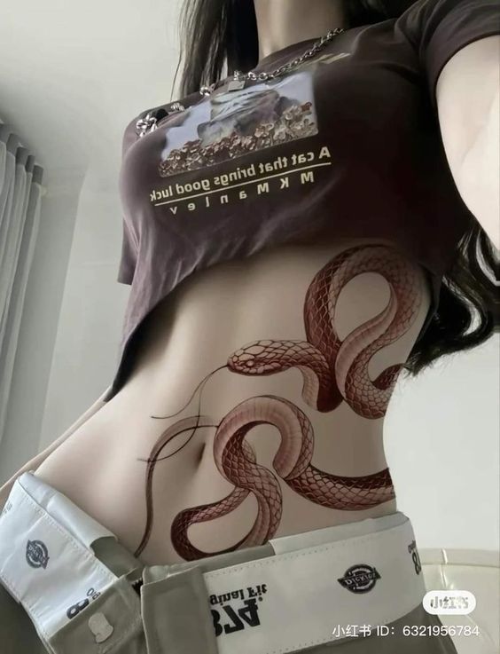 Tatouage Serpent Rouge Sur Les Côtes