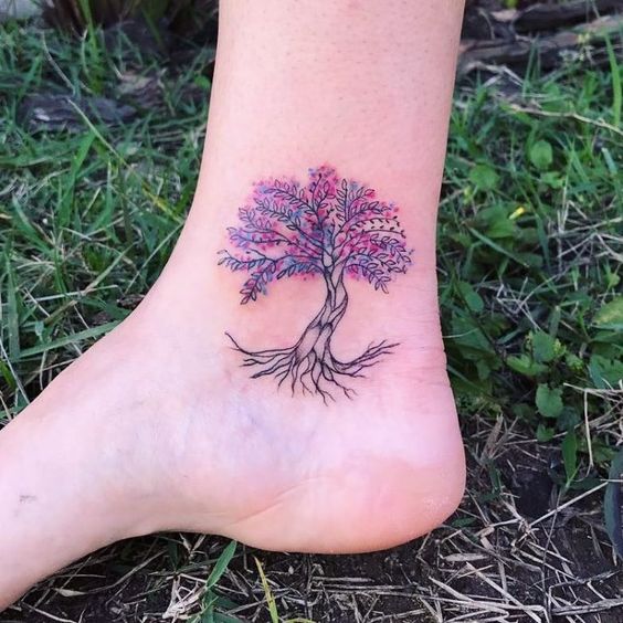 Tatouage Arbre De Vie Coloré Sur Le Pied