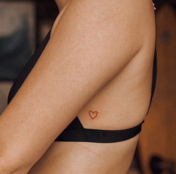 Tatouage Coeur Discret à L'encre Marron Sur Les Côtes