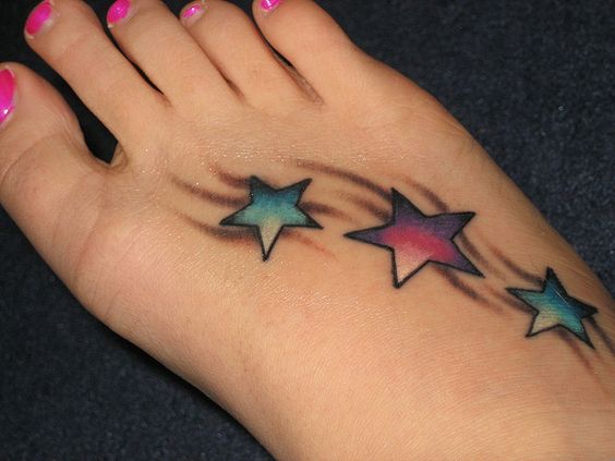 Tatouage étoiles Bleues Et Violette Sur Le Pied