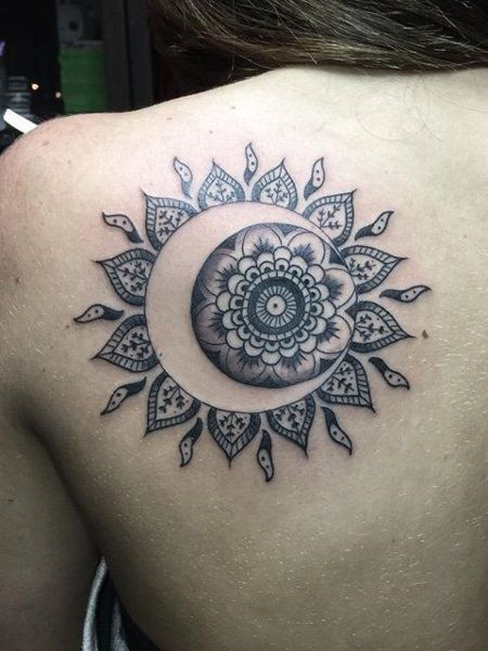 Tatouage Lune Et Soleil Mandala Sur Le Dos