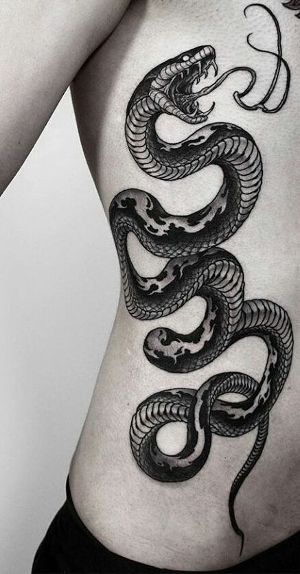 Tatouage Serpent Avec Motif De Feu Sur Les Côtes