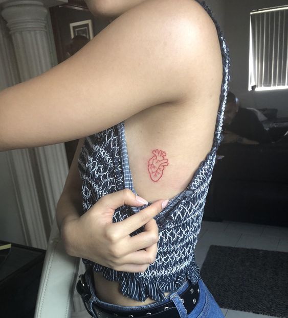 Tatouage Coeur à L'encre Rouge Sur Les Côtes