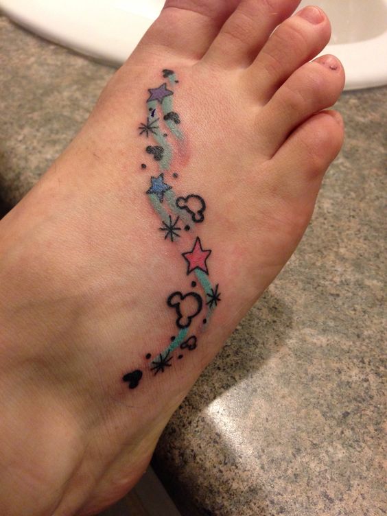 Tatouage étoiles Et Logo Disney Sur Le Pied