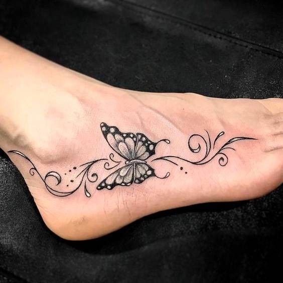 Tatouage Pied Avec Papillon Noir Et Arabesque