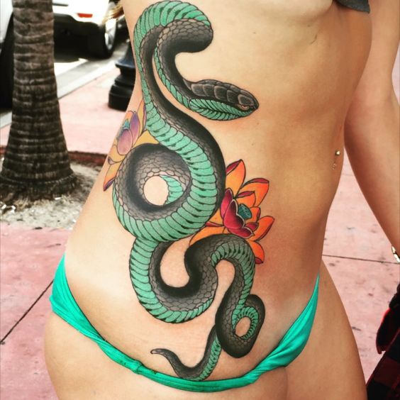 Tatouage Serpent Noir Et Vert Sur Les Côtes