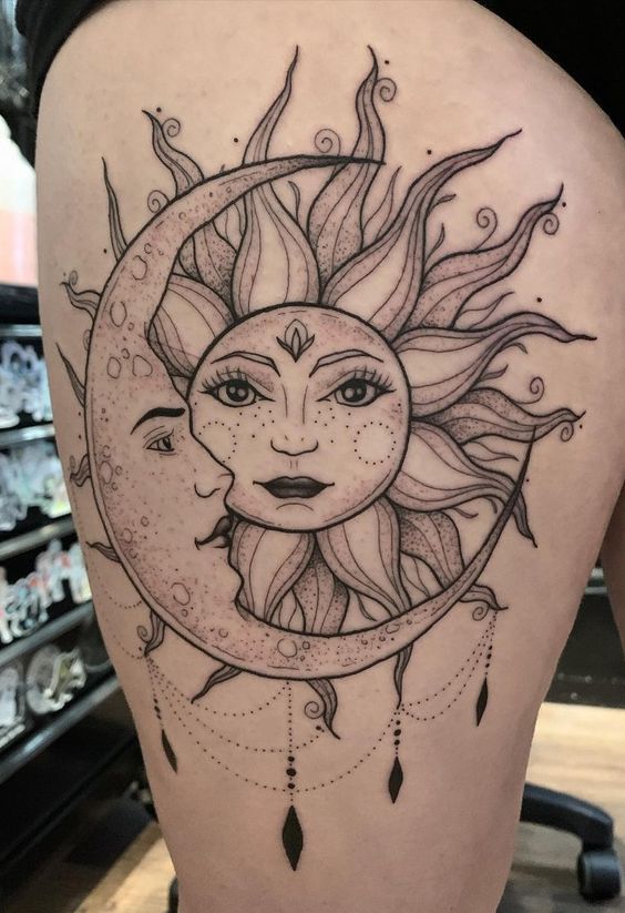 Tatouage Soleil, Lune Et Bijoux Sur La Cuisse