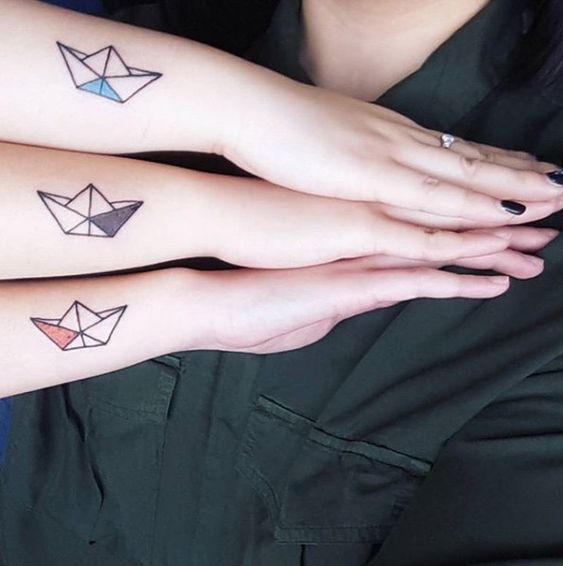 Tatouage Bateau En Papier Sur L'avant Bras