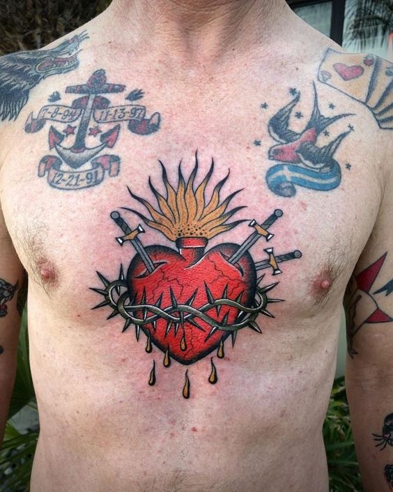 Tatouage Coeur, épines Et épées Sur Le Torse