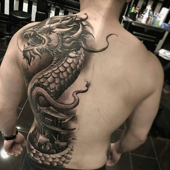 Tatouage Dragon En Noir Et Gris Sur Le Dos