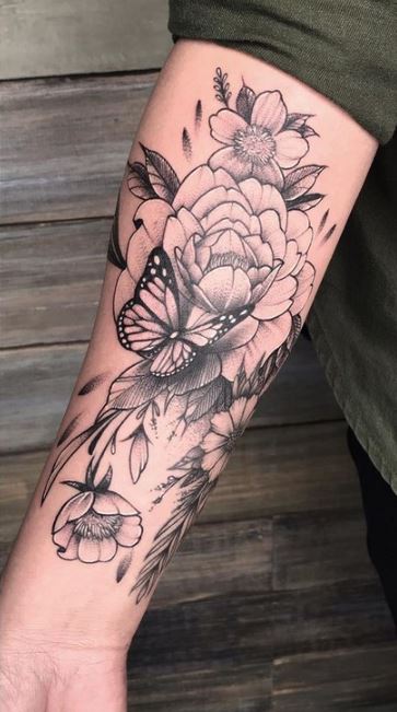 Tatouage Pivoines Et Papillon Sur L'avant Bras