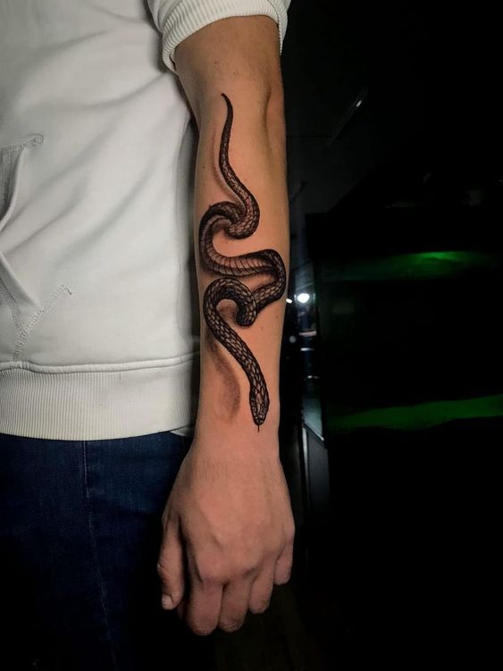 Tatouage Serpent Noir 3d Sur L'avant Bras