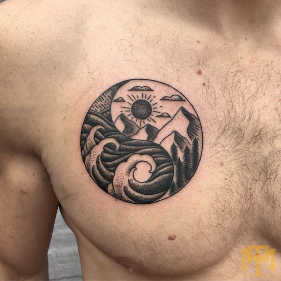 Tatouage Soleil, Vagues Et Montagnes Sur Le Torse