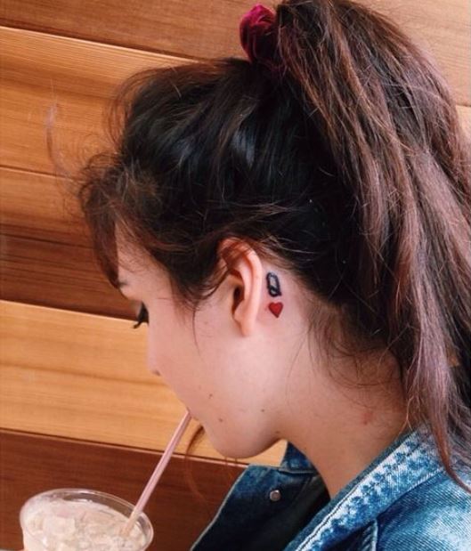 Tatouage Dame De Coeur Derrière L'oreille