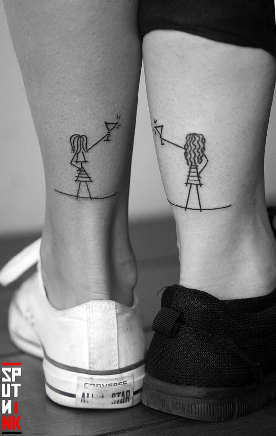 Tatouage Femmes Et Coupes Minimalistes Sur La Jambe