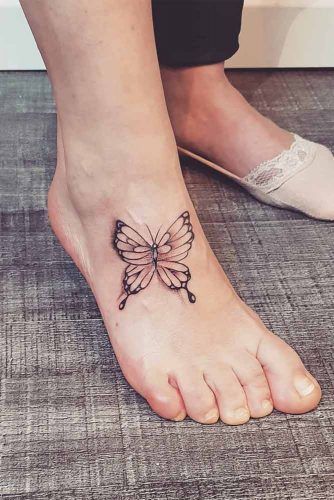 Tatouage Pied Avec Un Papillon En Ligne Fine