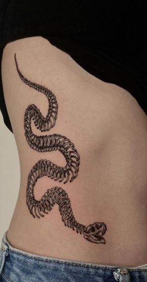 Tatouage Squelette De Serpent Sur Les Côtes