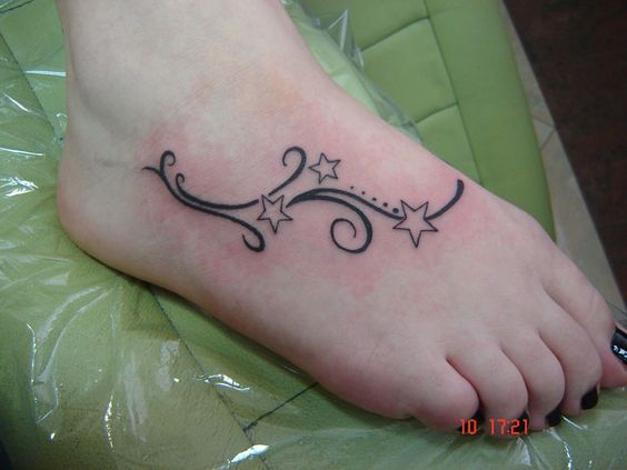 Tatouage étoiles Filantes à L'encre Noire Sur Le Pied