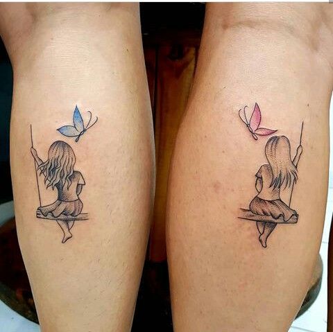 Tatouage Filles Et Papillons Colorés Sur La Jambe