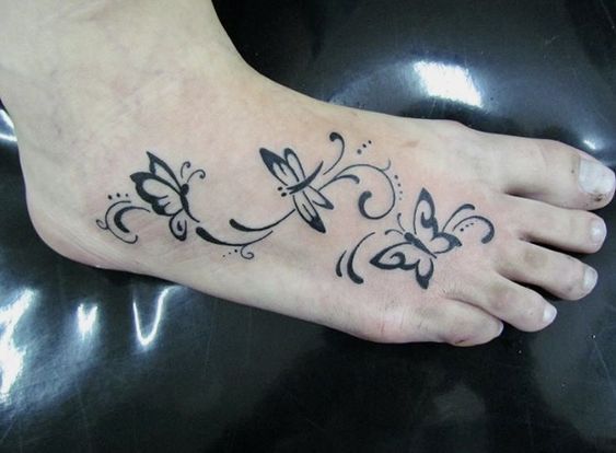 Tatouage Pied Avec Papillons Et Motifs Ornementaux