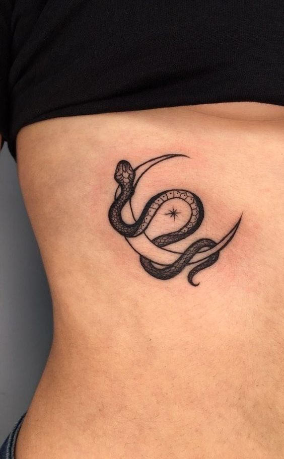 Tatouage Serpent, Lune Et étoile Sur Les Côtes