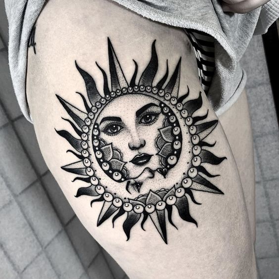 Tatouage Soleil, Perles Et Visage Sur La Cuisse