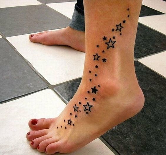 Tatouage étoiles Discrètes à L'encre Noire Sur Le Pied