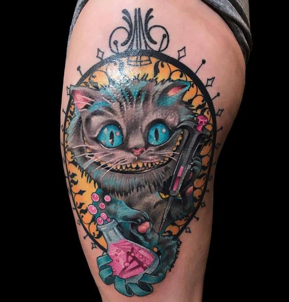 Tatouage Le Chat Du Cheshire Coloré Sur La Cuisse