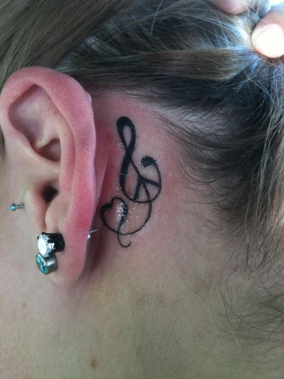 Tatouage Note De Musique Et Coeur à L'encre Noire Derrière L'oreille