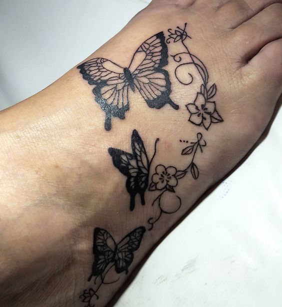 Tatouage Pied Avec Papillons Cuivré Et Fleurs De Myrte