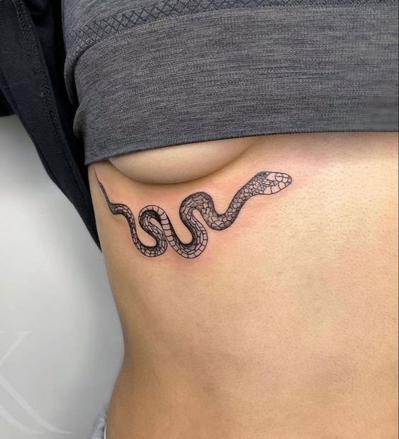 Tatouage Serpent En Noir Et Gris Sur Les Côtes