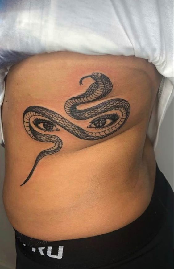 Tatouage Cobra Et Deux Yeux Sur Les Côtes