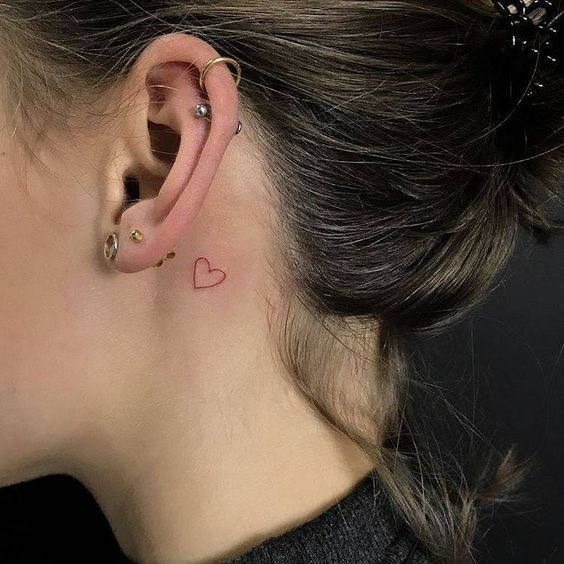 Tatouage Coeur Rouge Discret Derrière L'oreille