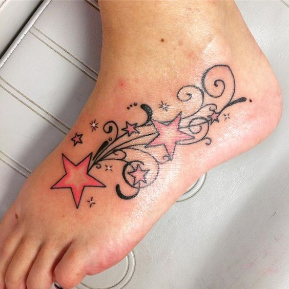 Tatouage étoiles Rouges Et Blanches Sur Le Pied