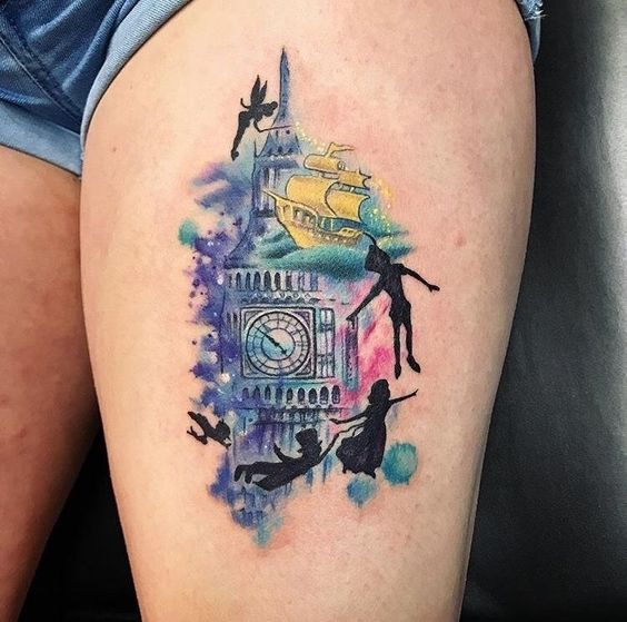 Tatouage Peter Pan Et Couleurs Aquarelles Sur La Cuisse