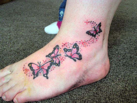 Tatouage Pied Avec Papillons Roses Et étoiles
