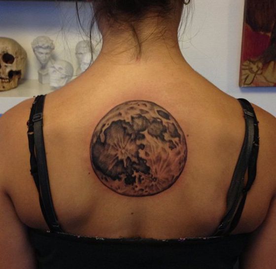 Tatouage Pleine Lune Détaillés Sur Le Dos