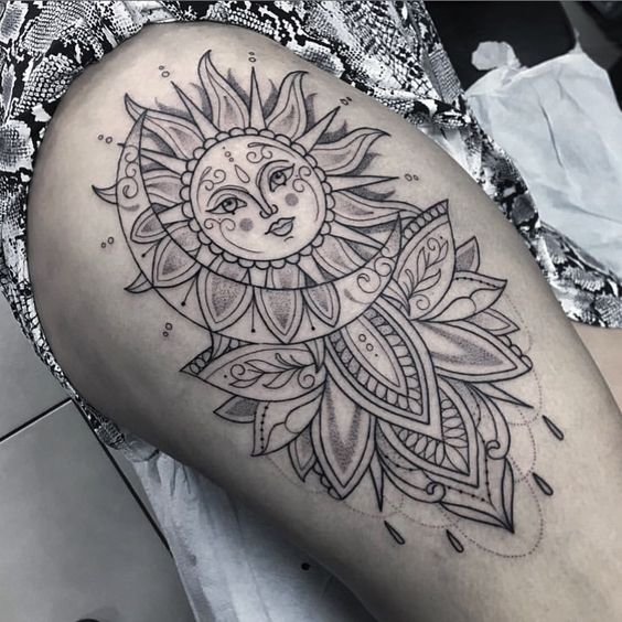 Tatouage Soleil, Lune Et Mandala Sur La Cuisse