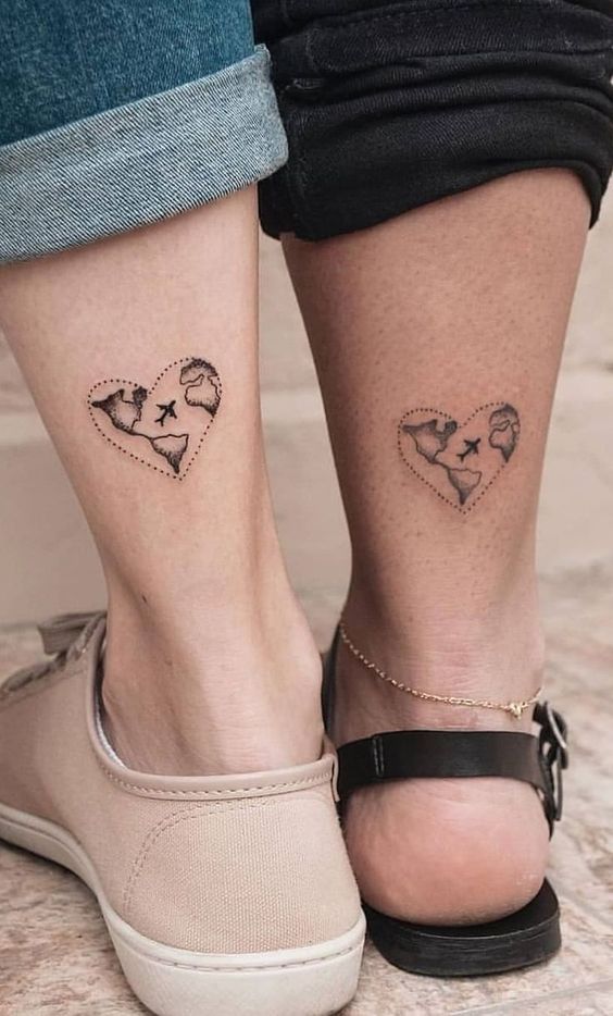 Tatouage Carte, Coeur Et Avion Sur La Jambe